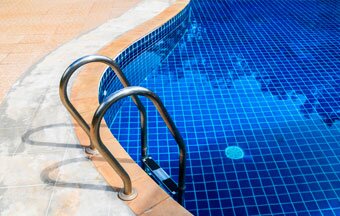 Como evitar acidentes com ralos em piscinas?