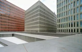 Cidade da Justiça ganha aspecto arcaico e coloração do concreto com pigmentos
