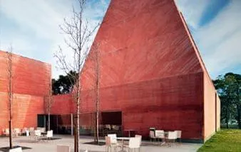 Concreto colorido cria design que combina arquitetura e natureza em museu