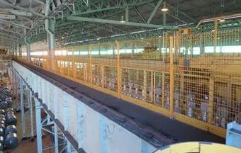 Grades e postes de aço galvanizado adaptam acessos às pontes rolantes de usina