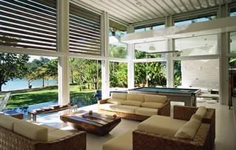 Vidros laminados de grandes dimensões integram ambientes em casa de alto padrão