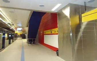 Forros e revestimentos metálicos valorizam arquitetura em estação de metrô