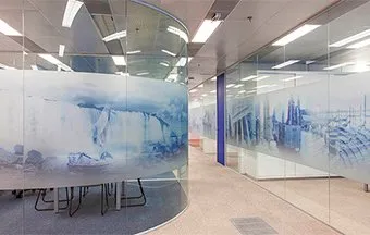 Divisória de vidro garante transparência e fluidez visual a escritórios