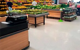 Revestimentos monolíticos agregam resistência e estética em piso de supermercado