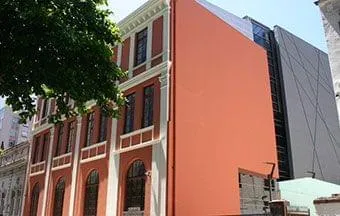 Revestimento metálico da N. Didini protege fachada do Centro Cultural Oi Futuro