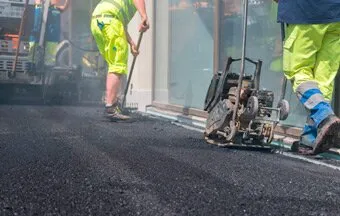 Usinas de asfalto móveis contínuas vão aonde a obra está