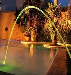 Sistema de iluminação em LEDs garante colorido único e sofisticação para piscina