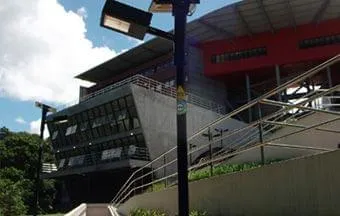 Postes solares iluminam Centro Tecnológico de Salvador