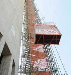 Elevador de Cremalheira suporta 2000 kg com segurança e agilidade no transporte