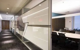 Divisórias de vidro da Design On personalizam ambientes de escritório
