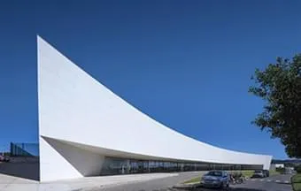 12 mil m² de placas em concreto polímero para fachada curva