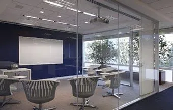Divisórias Removíveis conferem acústica e iluminação natural a escritório