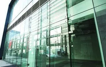 Vidro temperado pode ser usado em fachadas, lojas e halls de edifícios