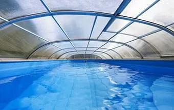 Coberturas de piscina oferecem proteção o ano todo
