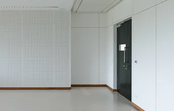Como as portas podem interferir no isolamento acústico dos ambientes?