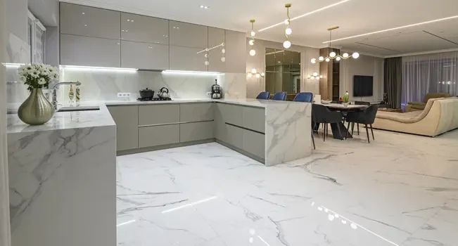 Ambiente com piso de mármore