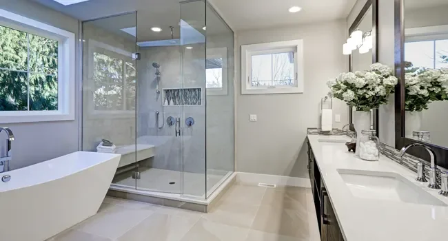 Banheiro com piso claro