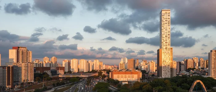Vista panorâmica de São Paulo com o edifício mais alto da cidade, o Platina 220