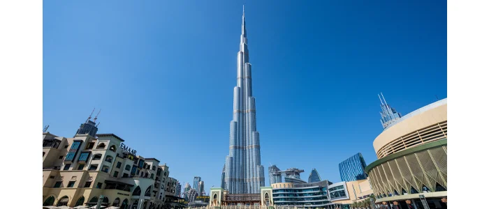 Vista do Burj Khalifa de longe em meio a prédios menores